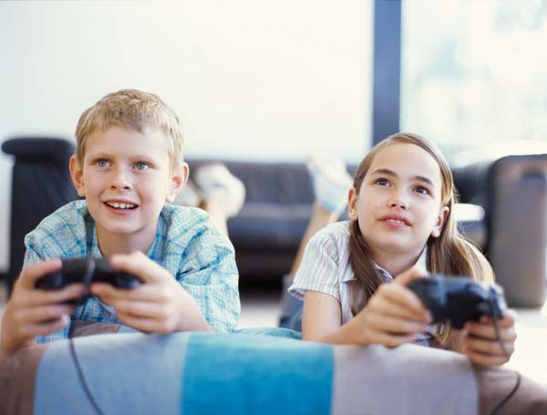 ninos-jugando-a-la-videoconsola